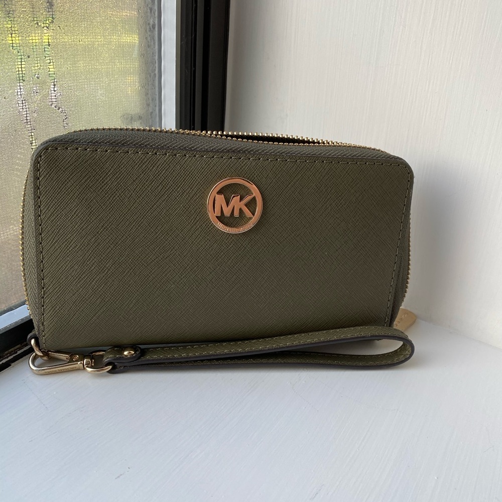 Michael Kors jet set wristlet. - Picture 1 of 4